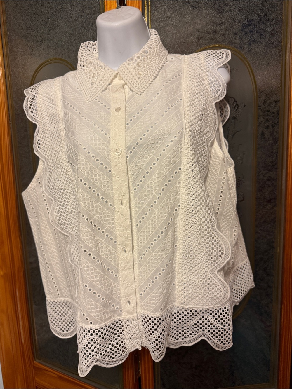 Ultra Pink Cream Eyelet Lace Ruffle Button-Front Sleeveless Top